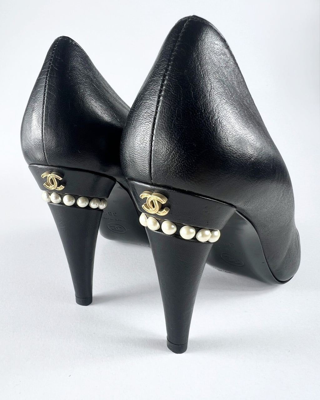 Chanel Black Leather Pearl Embellished Pointed Toe Pumps (EU 38.5)